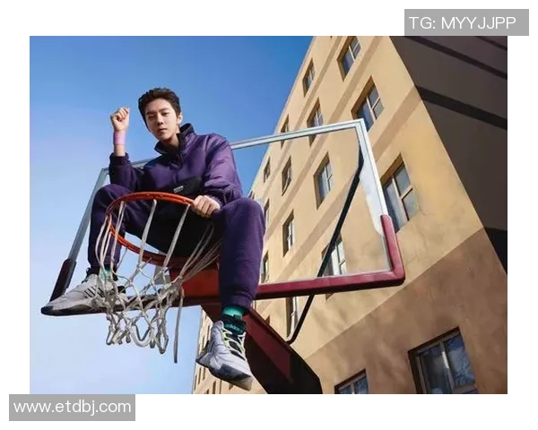 足球球星穿马甲风潮席卷赛场时尚界 打破传统展现个性与潮流新风貌 足球球星穿马甲风潮席卷赛场时尚界 打破传统展现个性与潮流新风貌