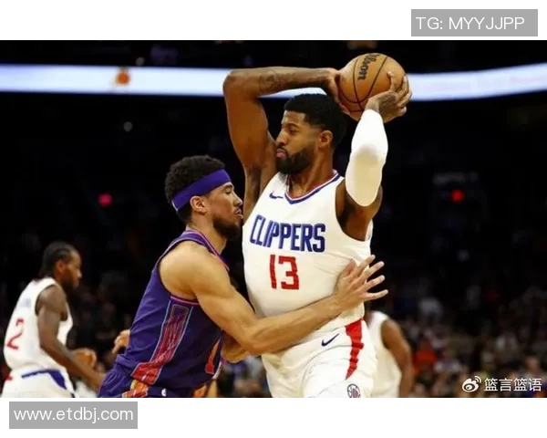 两个小孩踢足球意外召唤球星降临赛场展开传奇对决 两个小孩踢足球意外召唤球星降临赛场展开传奇对决